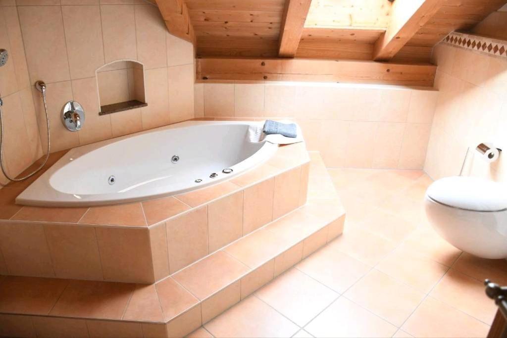 Ferienwohnung Glueck Saaldorf-Surheim ภายนอก รูปภาพ